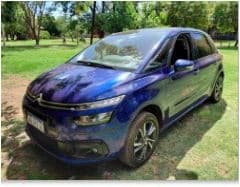 UN AUTOMÓVIL, USADO, FUNCIONANDO, MARCA CITROËN, MODELO SPACETOURER HDI 115 MT6 FEEL, MOTOR NRO. 10JBEY0012135, CHASIS NRO F73D9HC8KJ517345, TIPO RURAL 5 PUERTAS, MODELO AÑO 2019, COMBUSTIBLE DIESEL. POSEE: TABLERO DE INSTRUMENTOS DIGITAL, CLIMATIZADOR BI-ZONA CON SALIDAS EN LAS PLAZAS TRASERAS, PANTALLA TÁCTIL DE 7 PULGADAS CON CONECTIVIDAD BLUETOOTH, ALZACRISTALES CON COMANDOS ELECTRÓNICOS, ESPEJOS LATERALES CON COMANDOS ELÉCTRICOS, AIRBAG, CAJA DE VELOCIDADES MANUA, DIRECCIÓN ASISTIDA, CINCO RUEDAS ARMADAS CON CUBIERTAS DE USO. PEQUEÑAS AVERÍAS, DETERIOROS GENERALES DE USO. DOMINIO AD592OE.- KILOMETRAJE: 225606.-