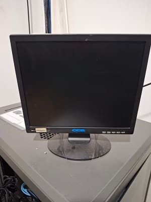 Cincuenta y Siete Monitores Marca CDR, de 17 “y 19 “pulgadas, todo usado, funcionamiento sin controlar. El Lote se vende en el estado que se encuentra y exhibe.