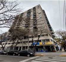 En calle TOMAS LIBERTI 1182/1200 esq. Avda. Regimiento de Patricios 208/10/18, Piso 5º "B" UF.28, se emplaza un departamento de dos ambientes ubicado al frente, en el quinto piso, identificado con la letra B. Consta de un living comedor con salida al balcón sobre la calle Tomas Liberti, cocina, y un paso distribuidor que articula el acceso a la habitación y al baño completo. Todos los ambientes ventilan al exterior. SUPERFICIES: Cubierta: 39,54 m2 – Balcón: 2,07m2. Total UF 28: 41,61 m2 Circunscripción: 3, Sección: 8, Manzana: 61, Parcela: 8