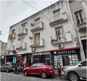En calle DEFENSA 956/74, UF. 24 se emplaza un departamento de un ambiente en primer piso con disposición interna al cual se accede por escalera, identificado con la letra “M”. Consta de: hall de ingreso, baño con bañera, cocina y habitación. SUPERFICIE: cubierta y total: 22.14 m2. Circunscripción: 12, Sección: 4, Manzana: 35, Parcela: 17a