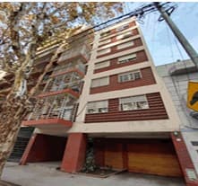 En calle Manzoni 131/33, se emplaza un departamento de dos ambientes en séptimo piso al contrafrente, denominado "E", UF34. Consta de hall, cocina con lavadero, baño completo, dormitorio y estar-comedor con puerta balcón. Todos los ambientes ventilan al exterior. SUPERFICIE: cubierta 37,56 m2, balcón 6,06 m2. Total: 43,62 m2 Circunscripción: 1, Sección: 60, Manzana: 124, Parcela: 38