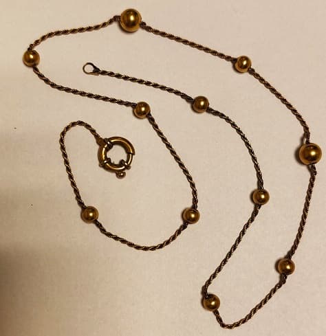 UN COLLAR CON CUENTAS 11 CUENTAS REALIZADO EN ORO KTE 18. CIERRE MOSQUETON. PESO APROX. 10,1 GRS. MEDIDA 50 CM. DETERIOROS EN GRAL.