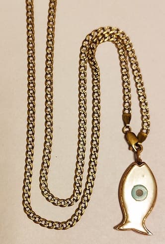 UN COLLAR DE ESLABON PLANO REALIZADO EN ORO Y ORO BLANCO KTE 18 CON UN COLGANTE DE ORO KTE 18 CON CENTRO DE NACAR. PESO TOTAL APROX. 18 GRS. MEDIDA TOTAL 66 CM. DETERIOROS EN GRAL.