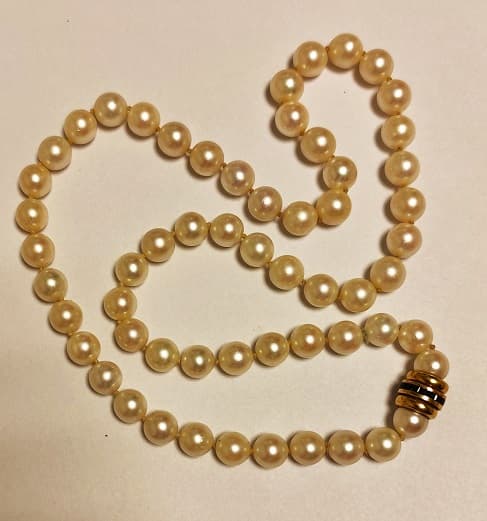 UN COLLAR DE UN HILO DE PERLAS DE CULTIVO DE 8 MM APROX.CADA UNA CON CIERRE DE ORO KTE 18 CON ZAFIROS. MEDIDA 52 CM. DETERIOROS EN GRAL.