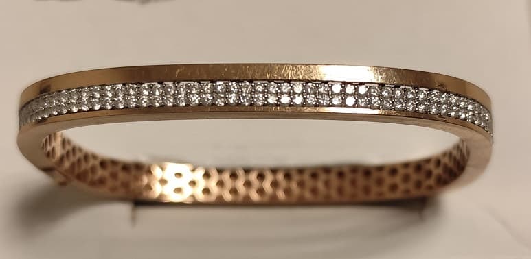 UNA PULSERA REALIZADA EN ORO CON DOS HILERAS DE BRILLANTES QTE 1,00 TOTAL APROX. (DEFECTOS). PESO APRO. 15,5 GRS. MEDIDAS 57 MM X 43 MM. DETERIOROS EN GRAL.