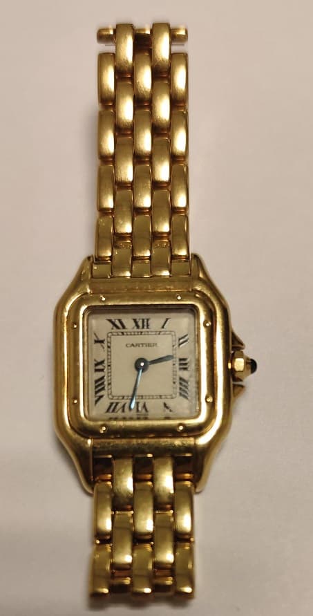 UNA PULSERA ARTICULADA CON CAJA DE RELOJITO MARCA CARTIER REALIZADOS EN ORO KTE 18, MAQUINA SIN VERIFICAR, NO FUNCIONA, CAJA CERRADA. ZAFIRO EN LA CORONA (INF LAB 86401). DETERIOROS EN GRAL. PESO APROX. 64,4 GRS.