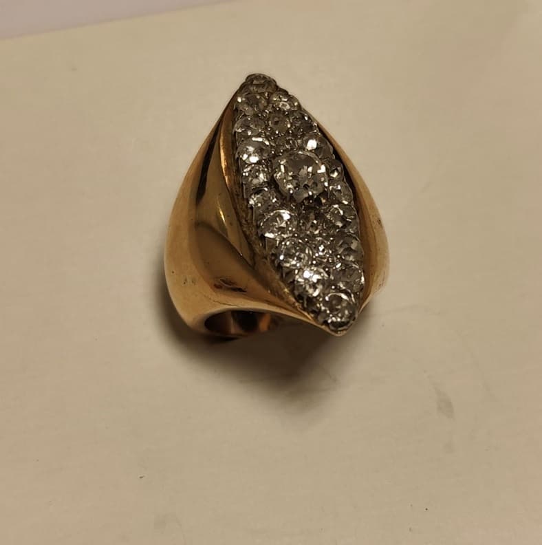 UN ANILLO REALIZADO EN ORO KTE 18 CON BRILLANTE CENTRAL Y BRILLANTES COMPLEMENTARIOS QTE 2,40 TOTAL APROX. (DEFECTOS, LAPIDACION IRREGULAR). PESO APROX. 17,2 GRS. MEDIDA 14. DETERIOROS EN GRAL.