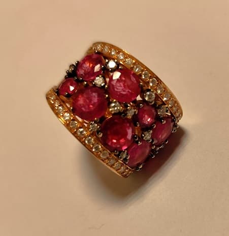 IMPORTANTE ANILLO REALIZADO EN ORO KTE 18, ENGARCES DE ORO BLANCO CON BRILLANTES QTE 1,00 TOTAL APROX. (DEFECTOS) Y RUBIES (LAB INF 86348). PESO APROX. 19,7 GRS. MEDIDA 15. DETERIOROS EN GRAL.