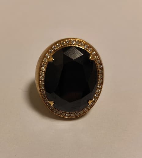 IMPORTANTE ANILLO REALIZADO EN ORO KTE 18 CON BRILLANTES QTE 0,50 TOTAL APROX. (DEFECTOS) Y ZIRCONIA CUBICA NEGRA.(LAB INF 86348). PESO APROX. 25,2 GRS. MEDIDA 216. DETERIOROS EN GRAL.