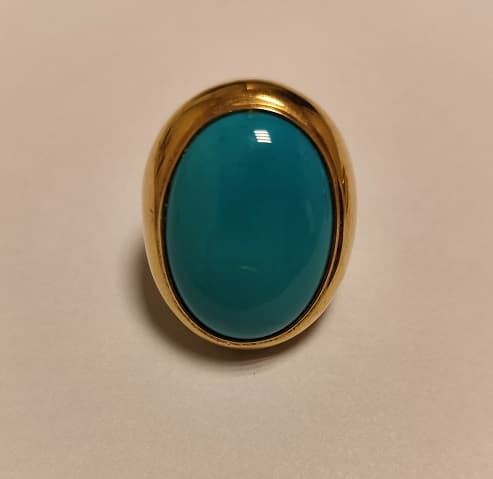 UN ANILLO REALIZADO EN ORO KTE 18 CON MATERIAL VIDRIADO. (LAB INF 86395) MEDIDA 16. PESO APROX. 26,3 GRS. DETERIOROS EN GRAL.