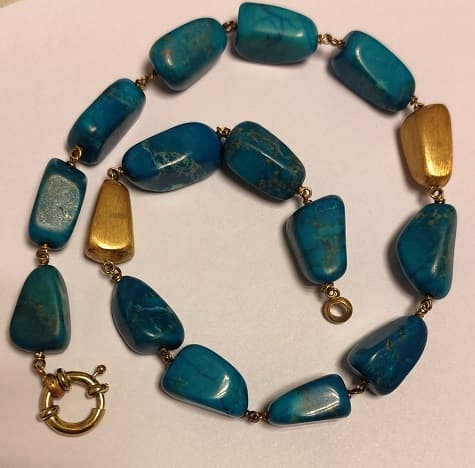 UN COLLAR DE CUENTAS DE TURQUESAS CON TRATAMIENTO (INF LAB 86395) Y CUENTAS, CIERRE Y CADENA DE ORO KTE 18(INTERIOR DE LAS CUENTAS SIN DETERMINAR) INF LAB 86395. DETERIOROS EN GRAL. PESO TOTAL APROX. 141,3 GRS MEDIDA 50,5 CM.