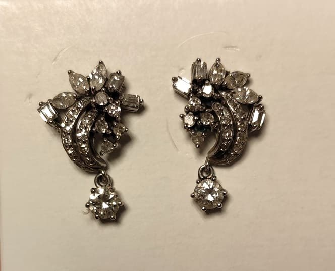UN PAR DE AROS A PRESION REALIZADOS EN PLATINO Y ORO BLANCO KTE 18 CON BRILLANTES QTE 1,50 TOTAL APROX. (DEFECTOS) Y DIAMANTES TALLAS BAGUETTE Y NAVETTE QTE 2,00 TOTAL APROX. (DEFECTOS). PESO TOTAL APROX. 7,2 GRS, DETERIOROS EN GRAL.