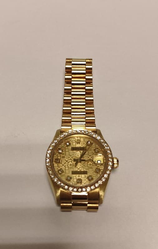 UNA PULSERA ARTICULADA CON RELOJITO DE ORO KTE 18 MARCA ROLEX, MOD. DATE-JUST, CON BRILLANTES EN EL ARCO DEL CUADRANTE QTE 0,90 TOTAL APROX. (DEFECTOS) Y BRILLANTES EN EL CUADRANTE. MAQUINA SIN CONTROLAR. PESO TOTAL APROX. 96.7 GRS. DETERIOROS EN GRAL. MEDIDA APROX. 16 CM