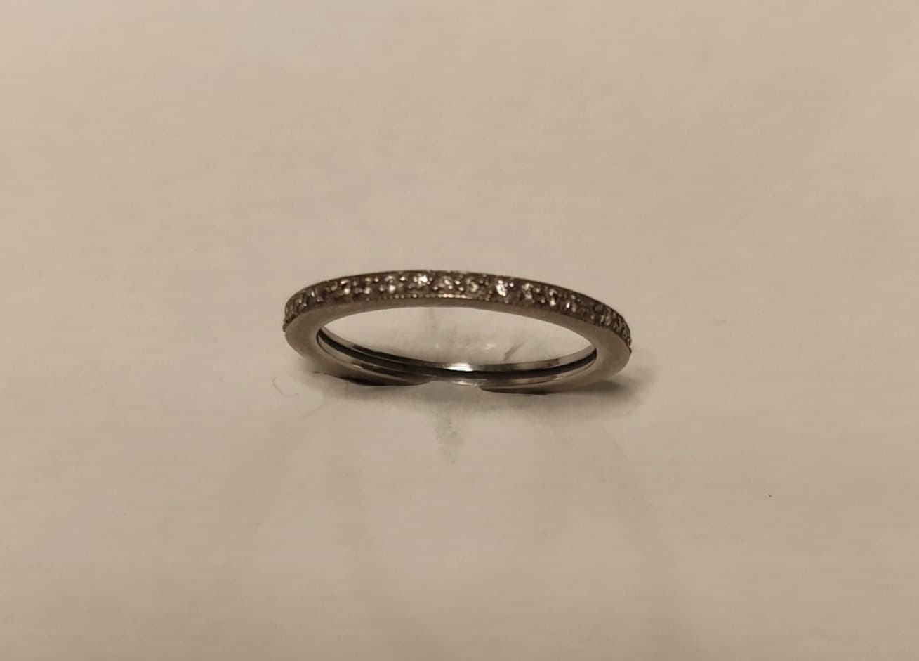 UN ANILLO RIVIERE REALIZADO EN ORO BLANCO KTE 18 CON BRILLANTES QTE0,20 TOTAL APROX.(DEFECTOS) MEDIDA 20. PESO APROX. 2,3 GRS. DETERIOROS EN GRAL.