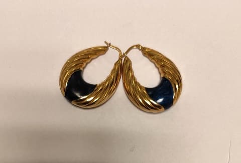 UN PAR DE AROS REALIZADOS EN ORO KTE 18 CON ESMALTE AZUL. DETERIOROS EN GRAL. PESO TTAL APROX. 8,9 GRS, LARGO 38 MM.