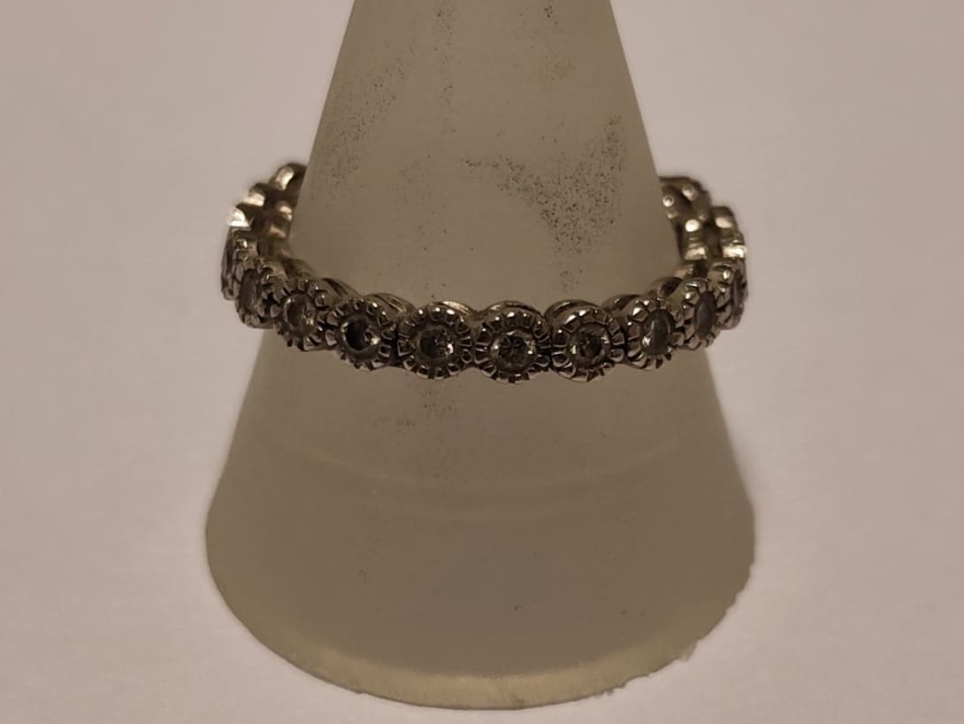 UN ANILLO RIVIERE ARTICULADO REALIZADO EN ORO BLANCO CON BRILLANTES QTE 0,60 TOTAL APROX. (DEFECTOS). PESO APROX 3,2 GRS. MEDIDA 18. DETERIOROS EN GRAL.
