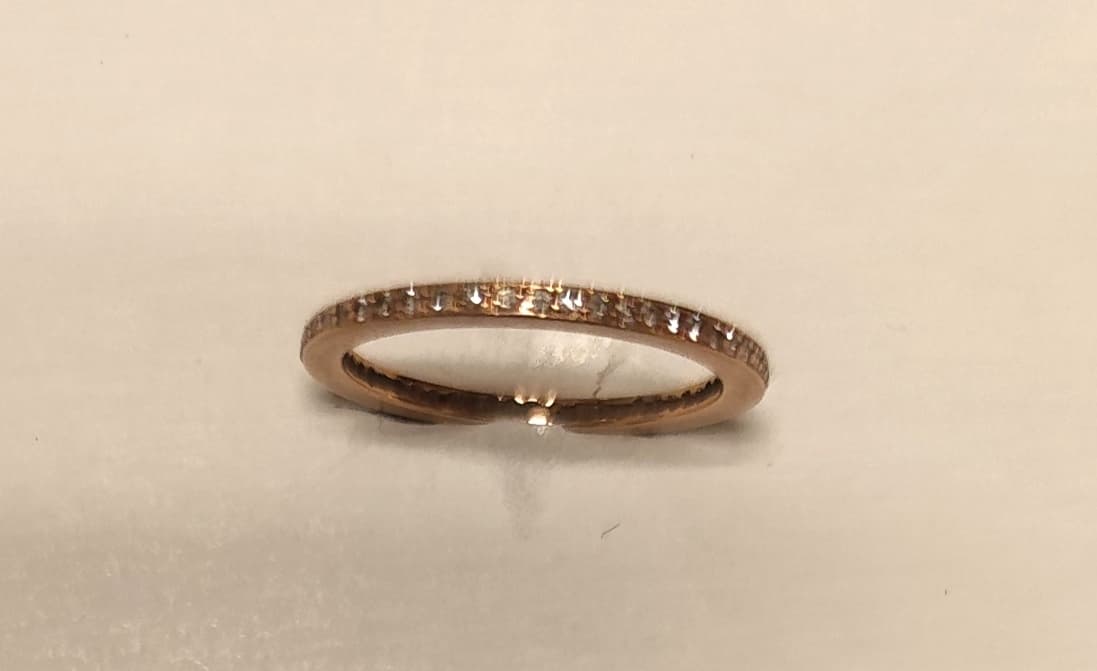 UN ANILLO REALIZADO EN ORO ROSADO KTE 18 CON BRILLANTES QTE 0,20 TOTAL APROX. (DEFECTOS). PESO APROX. 1,8 GRS. MEDIDA 15. DETERIOROS EN GRAL.