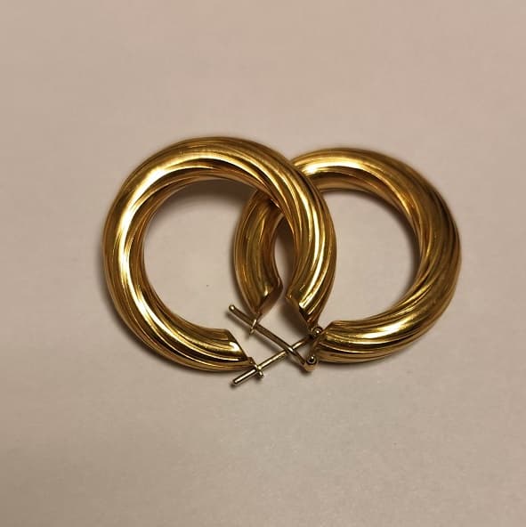 UN PAR DE AROS REALIZADOS EN ORO KTE 18. PESO APROX. 11,4 GRS. DIAMETRO EXTERIOR 32 MM. DETERIOROS EN GRAL.