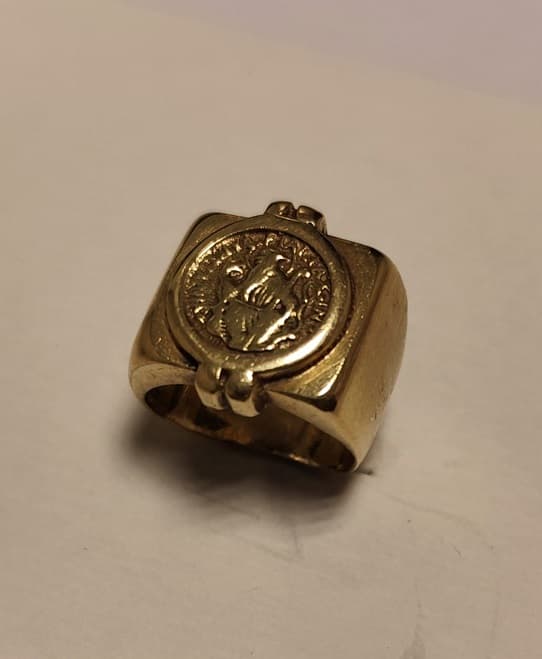 UN ANILLO DEFORMADO REALIZADO EN ORO KTE 18. PESO APROX. 8,8 GRS. MEDIDA 7. DETERIOROS EN GRAL.
