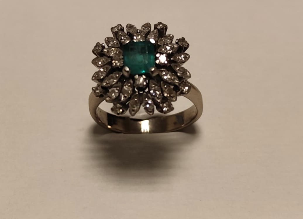 UN ANILLO REALIZADO EN ORO BLANCO KTE 18 CON BRILLANTES QTE. 0,90 TOTAL APROX. Y ESMERALDA. (INF LAB 86301). MEDIDA 20. PESO APROX. 8,4 GRS