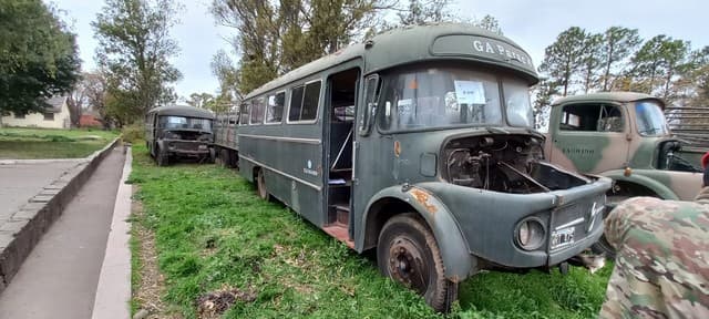 UN OMNIBUS, USADO, SIN FUNCIONAR, MARCA MERCEDES BENZ, MODELO LO 1112/48, SIN MOTOR, CHASIS NRO. 341.012-10-011822, MODELO AÑO 1971, TIPO CHASIS SIN CABINA. POSEE: TABLERO DE INSTRUMENTOS ROTO, CAJA DE VELOCIDADES, DIFERENCIAL, DIRECCION, PASAJEROS 29+1 Y SEIS RUEDAS ARMADAS CON CUBIERTAS DE MOVIMIENTO. SIN CAPOT. CON DETERIOROS GENERALES, AVERÍAS, DESARMES E INCOMPLETO. NI16490- DOMINIO WRT475.