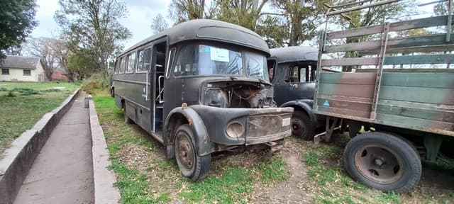 UN OMNIBUS, USADO, SIN FUNCIONAR, MARCA MERCEDES BENZ, MODELO LO 1112/48, SIN MOTOR, CHASIS NRO. 341.012-10-012068, MODELO AÑO 1971, TIPO TRANSPORTE DE PASAJEROS (SEGÚN TÍTULO 28). POSEE: TABLERO DE INSTRUMENTOS INCOMPLETO, DIFERENCIAL, PASAJEROS 30+1 Y SEIS RUEDAS ARMADAS CON CUBIERTAS DE MOVIMIENTO. CON DETERIOROS GENERALES, AVERÍAS, DESARMES E INCOMPLETO. NI 16682- DOMINIO WRQ816.
