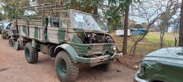 UN CAMIÓN, USADO, SIN FUNCIONAR, MARCA MERCEDES BENZ, MODELO UNIMOG 416, MOTOR NRO. SIN PLACA IDENTIFICATORIA, CHASIS NRO. 426124-10-002548, MODELO AÑO APROX. 1976, TIPO TRANSPORTE DE CARGA. POSEE: BOMBA INYECTORA, TABLERO DE INSTRUMENTOS INCOMPLETO, CAJA DE VELOCIDADES, DOS DIFERENCIALES, DIRECCION, CABINA, PARABRISAS, CAJA DE CARGA METÁLICA CON ARCOS PORTA LONA. Y CUATRO RUEDAS ARMADAS CON CUBIERTAS DE MOVIMIENTO CON DETERIOROS GENERALES, AVERÍAS, DESARMES Y MUY INCOMPLETO. NI 32426. SIN DOMINIO.