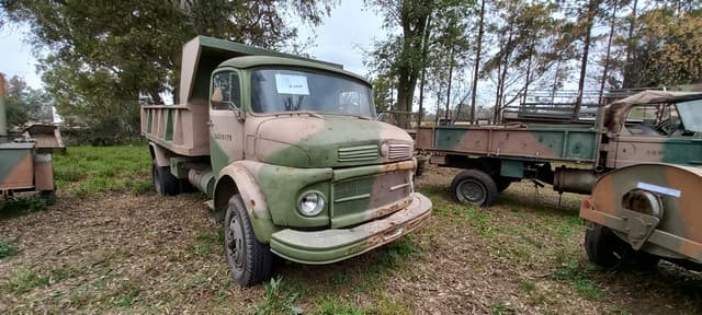 UN CAMIÓN VOLCADOR, USADO, SIN FUNCIONAR, MARCA MERCEDES BENZ, MODELO 1114/42, MOTOR NRO. SIN PLACA IDENTIFICATORIA, CHASIS NRO. 341.116-10-033213, MODELO AÑO APROX. 1977. TIPO CAMIÓN VOLCADOR. POSEE: RADIADOR, TABLERO DE INSTRUMENTOS INCOMPLETO, CAJA DE VELOCIDADES, DIFERENCIAL, DIRECCION, CON CAJA VOLCADORA METÁLICA Y SEIS RUEDAS ARMADAS CON CUBIERTAS DE MOVIMIENTO. CON DETERIOROS GENERALES, AVERÍAS, DESARMES E INCOMPLETO. NI 319379. SIN DOMINIO. -