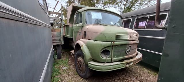 UN CAMIÓN VOLCADOR, USADO, SIN FUNCIONAR, MARCA MERCEDES BENZ, MODELO 1114/42, MOTOR NRO. SIN PLACA IDENTIFICATORIA, CHASIS NRO. 341.116-10-035175, MODELO AÑO APROX. 1977. TIPO CAMIÓN VOLCADOR. POSEE, TABLERO DE INSTRUMENTOS INCOMPLETO, CAJA DE VELOCIDADES, DIFERENCIAL, DIRECCION, CON CAJA VOLCADORA METÁLICA Y SEIS RUEDAS ARMADAS CON CUBIERTAS DE MOVIMIENTO. CON DETERIOROS GENERALES, AVERÍAS, DESARMES E INCOMPLETO. NI 319488. SIN DOMINIO. -