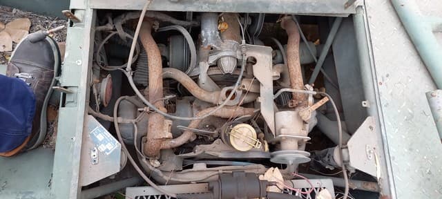 UN VEHÍCULO TODO TERRENO, MARCA LOHR S.A., MODELO FL 500, MOTOR NRO. 0988200146, SERIE 1101, AÑO DE CONSTRUCCIÓN 1978, TIPO 4X4 PLATAFORMA PLAYA, ORIGEN FRANCIA. POSEE: MOTOR DE ARRANQUE, RADIADOR, FRENOS, TABLERO DE INSTRUMENTOS, CAJA DE VELOCIDADES, DOS DIFERENCIALES, DIRECCIÓN, Y CUATRO RUEDA ARMADA CON CUBIERTA DE MOVIMIENTO. CON DETERIOROS GENERALES, AVERÍAS, DESARMES E INCOMPLETO. NI 219932. SIN DOMINIO.
