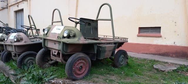 UN VEHÍCULO TODO TERRENO, MARCA LOHR S.A., MODELO FL 500, MOTOR NRO. 0988200413, SERIE 1181, AÑO DE CONSTRUCCIÓN 1979, TIPO 4X4 PLATAFORMA PLAYA, ORIGEN FRANCIA. POSEE: TABLERO DE INSTRUMENTOS (INCOMPLETO), FRENOS (INCOMPLETOS) CAJA DE VELOCIDADES, DOS DIFERENCIALES, DIRECCIÓN, Y CUATRO RUEDA ARMADA CON CUBIERTA DE MOVIMIENTO. CON DETERIOROS GENERALES, AVERÍAS, DESARMES E INCOMPLETO. NI 219942. SIN DOMINIO.
