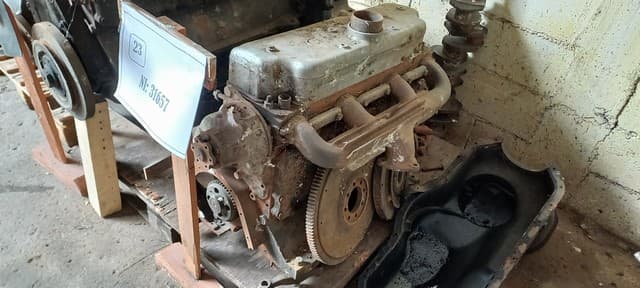UN CAMION, USADO, SIN FUNCIONAR, MARCA MERCEDES BENZ, MODELO LAS 1114/36, MOTOR DESMONTADO SIN PLACA IDENTIFICATORIA, CHASIS NRO. 341.138-10-006348, MODELO AÑO APROX. 1971, TIPO TRACTOR. POSEE: TABLERO DE INSTRUMENTOS INCOMPLETO, DOS DIFERENCIALES, DIRECCION, PLATO DE ENGANCHE Y SEIS RUEDAS ARMADAS CON CUBIERTAS DE MOVIMIENTO. CON DETERIOROS GENERALES, AVERÍAS, DESARMES E INCOMPLETO. NI 31657- SIN DOMINIO.
