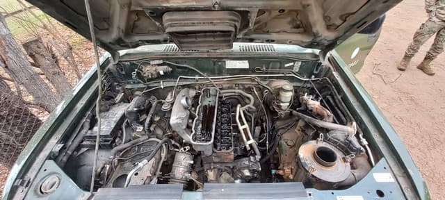 UNA CAMIONETA, USADA, SIN FUNCIONAR, MARCA ISUZU, MODELO TROOPER 3.1 D INTERCOOLER, MOTOR NRO. 789080, CHASIS NRO. JACUBS69G17100540, TIPO TODO TERRENO, MODELO AÑO 2001, POSEE: BOMBA INYECTORA, SERVO FRENO, TABLERO DE INSTRUMENTOS, CAJA DE VELOCIDADES, DOS DIFERENCIALES, DIRECCION Y CUATRO RUEDAS ARMADAS CON CUBIERTAS DE MOVIMIENTO. TAPA DE VALVULAS DESMONTADA, CON DETERIOROS GENERALES, AVERIAS, AVERÍAS DE CHOQUE, DESARMES E INCOMPLETO. NI 037981, DOMINIO DWF284.-
