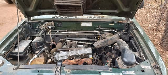 UNA CAMIONETA, USADA, SIN FUNCIONAR, MARCA ISUZU, MODELO TROOPER 3.1 D INTERCOOLER, MOTOR NRO. 806721, CHASIS NRO. JACUBS69G17100634, TIPO TODO TERRENO, MODELO AÑO 2001, POSEE: BOMBA INYECTORA, SERVO FRENO, TABLERO DE INSTRUMENTOS, CAJA DE VELOCIDADES, DOS DIFERENCIALES, DIRECCION Y CUATRO RUEDAS ARMADAS CON CUBIERTAS DE MOVIMIENTO. TAPA DE VALVULAS DESMONTADA, CON DETERIOROS GENERALES, AVERIAS, AVERÍAS DE CHOQUE, DESARMES E INCOMPLETO. NI 038021, DOMINIO DWR320