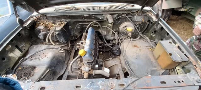 UN CAMIONETA (EX AMBULANCIA), USADA, SIN FUNCIONAR, MARCA FORD, MODELO F-100, MOTOR N° CHAD48006 (TAPA DE VÁLVULAS DESMONTADA), CHASIS NRO KA1JCH-40654, MODELO 1984, TIPO PICK-UP. POSEE: SERVO-FRENO, TABLERO DE INSTRUMENTOS, CALEFACTOR, CAJA DE VELOCIDADES, DIFERENCIAL, DIRECCIÓN, CAJA DE CARGA CERRADA Y VIDRIADA CON DOS PUERTAS TRASERAS Y 4 RUEDAS ARMADAS CON CUBIERTAS DE MOVIMIENTO. CON DETERIOROS GENERALES, AVERÍAS, DESARMES E INCOMPLETO. NI 36495 – DOMINIO WRQ806