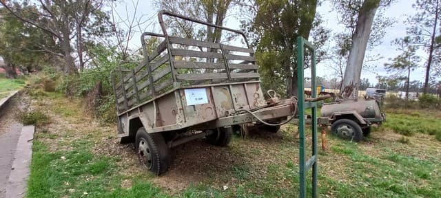 UN ACOPLADO DE UN EJE, AR 1,5 T SALTA, SIN MARCA Y SIN NUMERACIÓN VISIBLE, POSEE: LANZA, ESTRUCTURA DE MADERA Y METAL CON ARCO PORTA LONA Y DOS RUEDAS ARMADAS CON CUBIERTAS DE MOVIMIENTO, CON DETERIOROS GENERALES, AVERÍAS, DESARMES E INCOMPLETO. NI 14680.