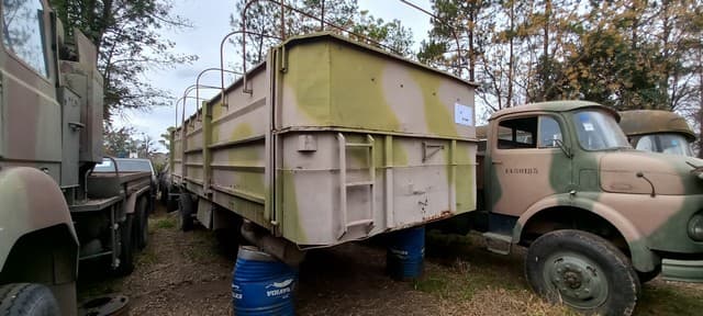 UN SEMIRREMOLQUE PLAYO DE UN EJE, USADO, MARCA MONTENEGRO, MODELO S1-8.00P, NRO. 25105, MODELO AÑO 1971. TARA 3250, CAPACIDAD 16000 KG. POSEE: PERNO DE ENGANCHE, CAJA PORTA HERRAMIENTAS, BARANDAS VOLCABLES, ARCOS PORTA LONA, PORTA RUEDA DE AUXILIO Y TRES RUEDAS ARMADAS CON CUBIERTAS DE MOVIMIENTO. USADO CON DETERIOROS GENERALES, AVERIAS E INCOMPLETO. NI 31660.
