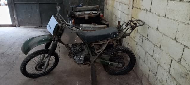 UNA MOTOCICLETA, USADA, SIN FUNCIONAR. MARCA HONDA, MODELO SIN PODER DETERMINAR, MOTOR NRO. ME06E-5002945, CUADRO NRO. JH2ME0604RM002356, MODELO AÑO APROX. 1994, TIPO TODO TERRENO, DE APROX 250 CC.- POSEE: CARBURADOR, FRENOS (INCOMPLETOS), CAJA DE VELOCIDADES, CORONA, MANUBRIO, HORQUILLA, TANQUE DE COMBUSTIBLE, ASIENTO Y DOS RUEDAS ARMADAS CON CUBIERTAS DE MOVIMIENTO, CON DETERIOROS GENERALES, AVERÍAS, DESARMES E INCOMPLETO, NI236940, SIN DOMINIO.-
