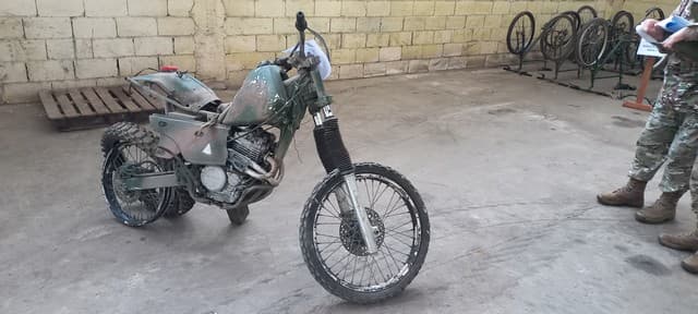 UNA MOTOCICLETA, USADA, SIN FUNCIONAR. MARCA HONDA, MODELO SIN PODER DETERMINAR, MOTOR NRO. ME06E-5002809, CUADRO NRO. JH2ME0601RM002086, MODELO AÑO APROX. 1994, TIPO TODO TERRENO, DE APROX 250 CC.- POSEE: CARBURADOR, FRENOS (INCOMPLETOS), CAJA DE VELOCIDADES, CORONA, MANUBRIO, HORQUILLA, TANQUE DE COMBUSTIBLE Y DOS RUEDAS ARMADAS CON CUBIERTAS DE MOVIMIENTO, CON DETERIOROS GENERALES, AVERÍAS, DESARMES E INCOMPLETO, NI236941, SIN DOMINIO