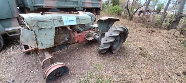 UN TRACTOR, USADO, SIN FUNCIONAR, SIN IDETIFICACION VISIBLE, MOTOR NRO. 3050825, CHASIS SIN PLACA IDENTIFICATORIA, MODELO AÑO APROX. 1977. POSEE: BOMBA INYECTORA, CAJA DE VELOCIDADES, DIFERENCIAL, DIRECCIÓN INCOMPLETA, UNA LLANTA DE RUEDA Y TRES RUEDAS ARMADAS CON CUBIERTAS DE MOVIMIENTO CON DETERIOROS GENERALES, AVERÍAS, DESARMES E INCOMPLETO. NI 319358. SIN DOMINIO.