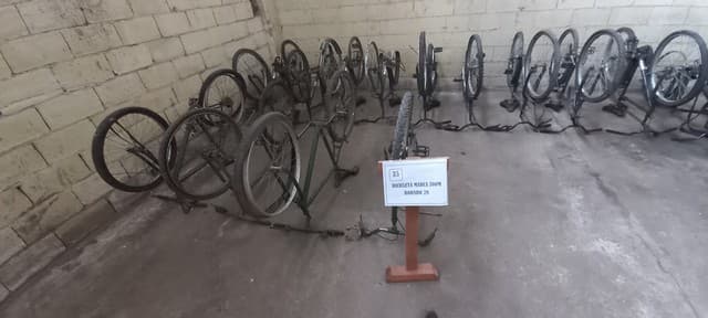 UN LOTE INTEGRADO POR ELEMENTOS Y RESTOS DE ELEMENTOS PROVENIENTES DE 16 (DIECISÉIS) BICICLETAS, ALGUNAS CON INSCRIPCION MANDLYN, RODADO APROX. 28. MATERIAL FUERA DE USO CONDICIÓN REZAGO VENTA POR LOTE.