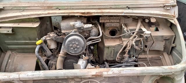 UN CAMIÓN, USADO, SIN FUNCIONAR, MARCA MERCEDES BENZ, MODELO UNIMOG 416, MOTOR NRO. 341.918-10-000497, CHASIS NRO. 426124-10-000456, MODELO AÑO APROX. 1969, TIPO TRANSPORTE DE CARGA. POSEE: BOMBA INYECTORA, TABLERO DE INSTRUMENTOS INCOMPLETO, CAJA DE VELOCIDADES, DOS DIFERENCIALES, DIRECCIÓN INCOMPLETA, CABINA, PARABRISAS, CAJA DE CARGA METÁLICA, MALACATE DESMONTADO, Y CUATRO RUEDAS ARMADAS CON CUBIERTAS DE MOVIMIENTO CON DETERIOROS GENERALES, AVERÍAS, DESARMES Y MUY INCOMPLETO. NI 31553. SIN DOMINIO.