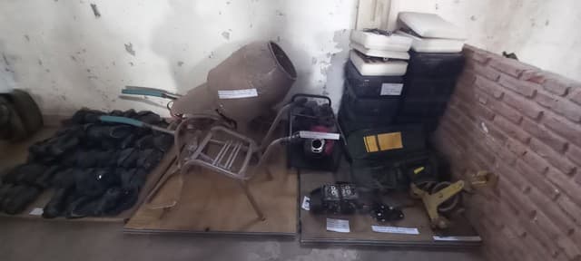 UN LOTE INTEGRADO POR APROX. 82 UNIDADES DE ELEMENTOS Y RESTOS DE ELEMENTOS PROVENIENTES DE: 1 APAREJO A CADENA CAP 2 TON, 4 COMPROBADOR DE EXPLOSOR SCHAFFLER MOD SOLAS, 14 DETECTOR DE MINAS TERRESTRES.FOURDEE-4D 600-4KG-16.2V-28HS, 3 DETECTOR DE MINAS.SCHIEBEL-AN 19/2 MOD 7-C/AURIC Y BATERIA, 2 EXPLOSOR.C/DESCARGA CAPACITIVA 260 OHMS-C/OHMETRO ELECT-, 1 GRUPO ELECTROGENO.HONDA-GX 340, 1 HORMIGONERA, 1HORMIGONERA. 25KG-ME 3/4 HP MONOFASICO-LUTORA P 120-COMPLETA, 45 MASCARA ANTIGAS C/FILTRO TIPO M17, 9 OHMETRO SCHAFFLER MOD DREOMIN, 1PLANTA POTABILIZADORA PORTATIL STELA MOD AB-3. MATERIAL FUERA DE USO CONDICIÓN REZAGO VENTA POR LOTE.