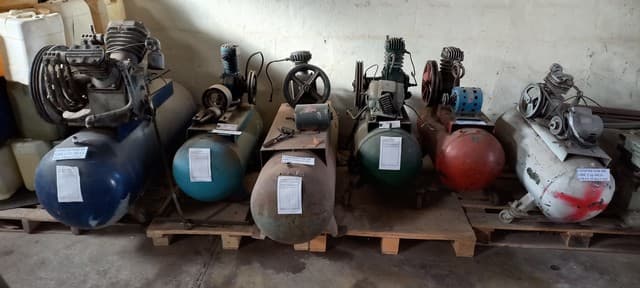 UN LOTE INTEGRADO POR 8 UNIDADES DE ELEMENTOS Y RESTOS DE ELEMENTOS PROVENIENTES DE: 1 COMPRESOR DE AIRE CAP 60 LTS P/MAX 10 KGR/CM2, 1 COMPRESOR DE AIRE CAP 60 LTS P/MAX 14 KGR/CM2, 2 COMPRESOR DE AIRE CAP 350 LTS P/MAX 14 KGR/CM2, 1COMPRESOR DE AIRE PORTATIL C/ME 1,5 HP, 1 COMPRESOR DE AIRE PORTATIL C/ME 2 HP, 1 COMPRESOR DE AIRE PORTATIL C/ME 2HP. 1 COMPRESOR DE AIRE.2 ET-734-CAVET-ME TRIF 5HP-1450RPM-C/ACCES MATERIAL FUERA DE USO CONDICIÓN REZAGO VENTA POR LOTE.