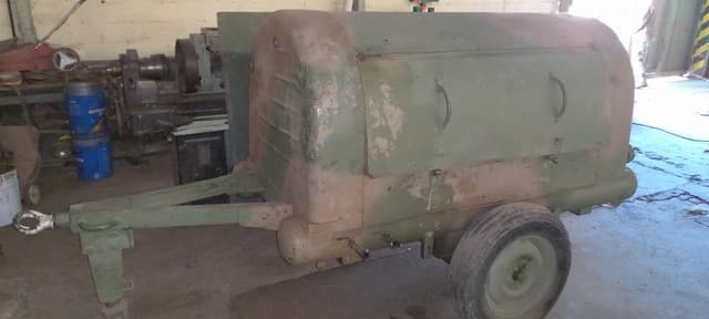 UN MOTOCOMPRESOR, USADO, SIN FUNCIONAR, SIN MARCA, NUMERACIÓN VISIBLE Y AÑO DE FABRICACIÓN, CON MOTOR MARCA DEUTZ NRO. 292/1/603711. POSEE: BOMBA INYECTORA, MOTOR DE ARRANQUE, ESTRUCTURA METÁLICA CON PUERTAS DE INSPECCIÓN LATERALES DESMONTABLES. TODO MONTADO SOBRE TRÁILER DE UN EJE. POSEE: LANZA CON PIE DE APOYO Y 2 RUEDAS ARMADAS CON CUBIERTAS DE MOVIMIENTO, CON DETERIOROS GENERALES, DESARMES, AVERÍAS E INCOMPLETO.-