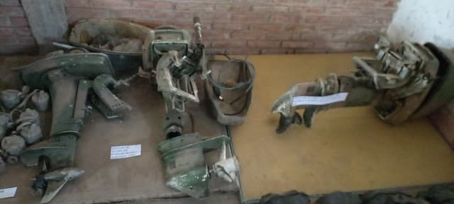 UN LOTE INTEGRADO POR 3 UNIDADES DE ELEMENTOS Y RESTOS DE ELEMENTOS PROVENIENTES DE MOTORES DE ACOPLAR FUERA DE BORDA SIN IDENTIFICACIÓN VISIBLE. MATERIAL FUERA DE USO CONDICIÓN REZAGO VENTA POR LOTE.