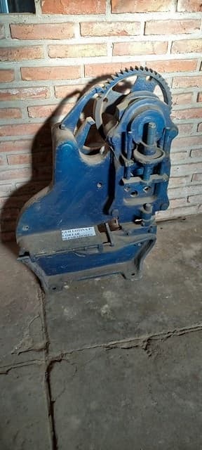 UN LOTE INTEGRADO POR APROX. 3 UNIDADES DE ELEMENTOS Y RESTOS DE ELEMENTOS PROVENIENTES DE: 1 CEPILLADORA DE PIE ME 5 HP, 1GUILLOTINA. P/CORTAR SEPARADORES (B), 1SIERRA SINFIN DE 700 MM DE VOLANTE. . MATERIAL FUERA DE USO CONDICIÓN REZAGO VENTA POR LOTE.