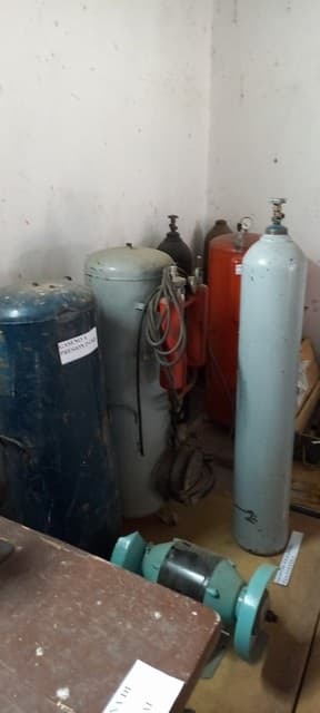 UN LOTE INTEGRADO POR APROX. 4 UNIDADES DE ELEMENTOS Y RESTOS DE ELEMENTOS PROVENIENTES DE: 2 EQUIPOS SOLDADURA AUTOGENA, 1 EQUIPO SOLDADURA OXIACETILENICA, 1 GASOGENO A PRESION P/ 4 KGR. MATERIAL FUERA DE USO CONDICIÓN REZAGO VENTA POR LOTE.