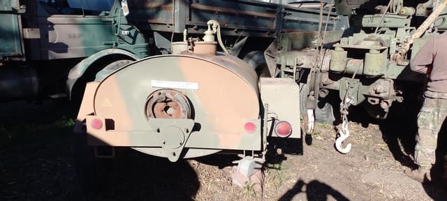 UN ACOPLADO AGUATERO DE UN EJE, SIN MARCA Y SIN NUMERACIÓN, POSEE: TANQUE DE ACERO INOXIDABLE CAPACIDAD APROX. 1000 LT. BOCA DE CARGA, BOMBA MANUAL DE DESCARGA, LANZA, APOYO Y DOS RUEDAS ARMADAS CON CUBIERTAS DE MOVIMIENTO. MATERIAL FUERA DE USO, CONDICIÓN REZAGO. – NI 0755.-