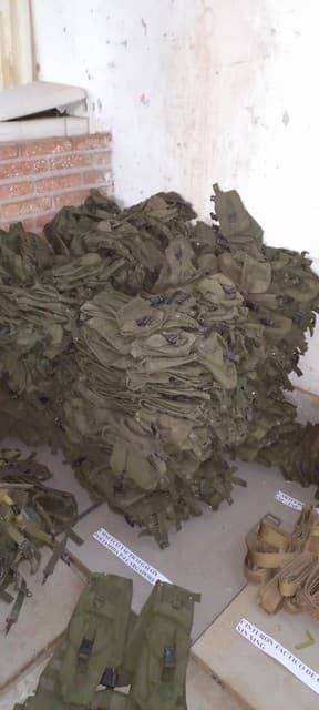 UN LOTE INTEGRADO POR APROX.1624 UNIDADES DE ELEMENTOS Y RESTOS DE ELEMENTOS PROVENIENTES DE: 6 BANDOLERAS P/BLINDADO GALON POLIAMIDA-EXTREMO C/HEBILLA, 50 CARTUCHERAS PORTA MUNICION.FAL FAP, 130 CHALECOS TACTICO GALON POLIAMIDA-P/4 PORTACARGADORES, 18 CINTURONES TACTICO DE GALON-XINXING, 95 CINTURON GALON POLIAMIDA C/HEBILLA APERTURA RAPIDA, 221 CORREAS PORTA FUSIL P/FUSIL FAL M IV MODIFICADO-YUTE, 135 CORREAS PORTA FUSIL.P/FAL FAP Y FAL PARA-D/GALON-POLIAMIDA, 3 DADOS.C/GANCHO DE ACERO Y GALON POLIAMIDA-P/SABLE LARGO, 200 ESPALDERAS GALON POLIAMIDA, 7 FUNDAS PORTA PISTOLA.P/CAL 9 Y 11,25MM-TEJIDO RECUBIERTO, 219 FUNDAS PORTAPALA PLEGABLE TEJIDO D/POLIAMIDA C/CIERRE PASADOR, 300 PORTA CARGADOR.P/FUSIL FAL CAL 7,62 MM TEJIDO RECUBIERTO M1, 7 PORTA CARGADOR.P/PIST CAL 9 Y 11,25MM TEJIDO RECUBIERTO, 25 PORTA SABLE BAYONETA FAL, 207 PORTA SABLE BAYONETA FAL GALON POLIAMIDA.. MATERIAL FUERA DE USO CONDICIÓN REZAGO VENTA POR LOTE.